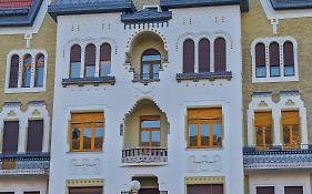 Neuhausz Residenz Ultra-Central Apartment